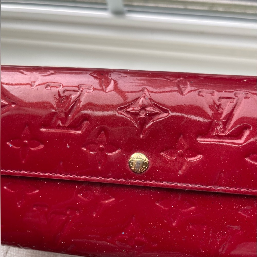 AUTHENTIC Louis Vuitton Sarah patent red pomme wallet